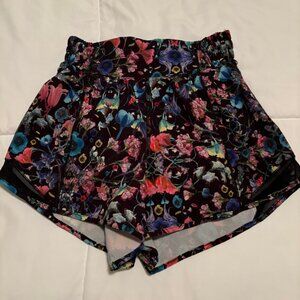 Lululemon Hotty Hot High-Rise 4 inch shorts - Size 0 - Flowerscope Black